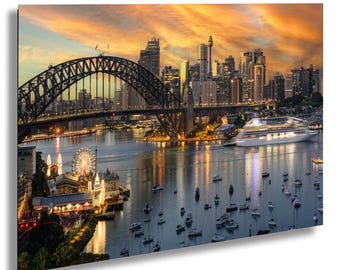 Sydney Harbour Bridge en Luna Park bij zonsopgang, NSW, cruiseschip dat de haven verlaat, verankerde boten en City Skyline Wall Art Print