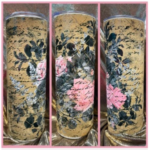 Französischer Stil, antiker Buchstabe, rosa Rosen, Blätter, Reisebecher. Schöner Edelstahlbecher, auslaufsicherer Deckel & Strohhalm. Geschenk für Sie.