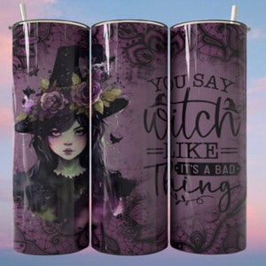 Peut inclure: Ensemble de trois gobelets en acier inoxydable avec un motif violet et noir. Les gobelets représentent une sorcière avec un chapeau noir et des fleurs violettes, ainsi que le texte "You say witch like it's a bad thing".