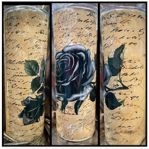 Antiker Brief, schwarze Rosen, Blätter, Reisebecher. Schöner Edelstahlbecher, auslaufsicherer Deckel & Strohhalm. Geschenk, Erinnerungen, Liebe.