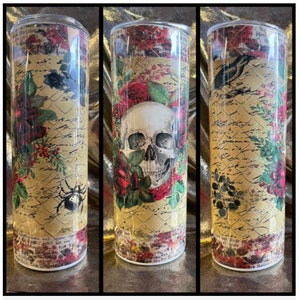 Carta antigua, calavera, rosas rojas, hojas, araña, taza de viaje. Hermoso vaso de acero inoxidable, tapa a prueba de fugas y pajita. Víspera de Todos los Santos.