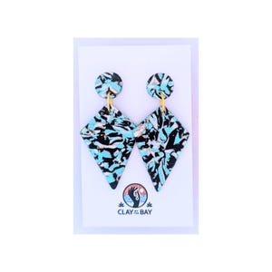 Boucles d&#39;oreilles pendantes géométriques : turquoise, noir et or en argile polymère