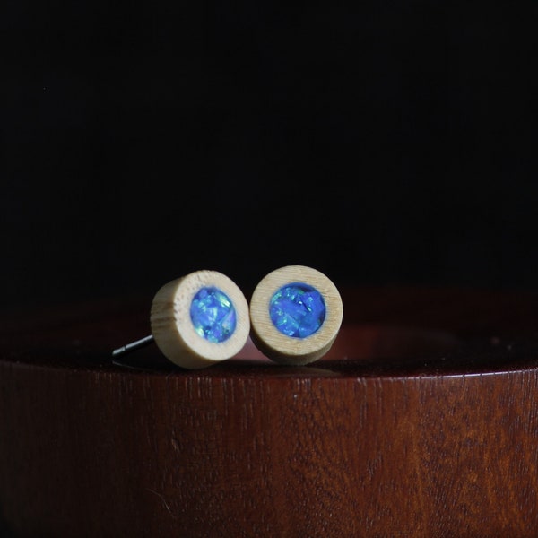 Boucles d'oreilles artisanales en bois avec incrustation d'opale Blue Pacific
