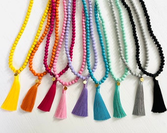 Mala ketting, lange ketting, houten kralen ketting, kwast ketting, mala, ibiza, boho, sieraden, munt, roze, felroze, oranje, geel, turkoois, lavendel