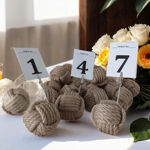 Numeri da tavolo per matrimonio / Porta-candele in juta con nodo a scimmia / Decorazioni per matrimonio in stile nautico / Decorazioni per matrimonio in stile rustico / Porta-carte segnaposto fatti a mano