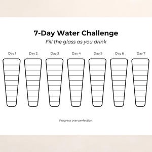 Op de afbeelding: Een witte 7-daagse waterchallenge-kaart met zeven glazen, elk verdeeld in secties. De tekst luidt "7-Day Water Challenge" en "Fill the glass as you drink." De onderkant luidt "Progress over perfection."