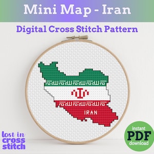 Puede incluir: Un patrón de punto de cruz del mapa de Irán en un aro de bordado de madera. El mapa es en verde, blanco y rojo, con la palabra "IRAN" en la parte inferior. El texto "Mini Map - Iran" y "Digital Cross Stitch Pattern" está en la parte superior.