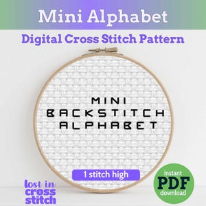 以下が含まれることがあります： 「Mini Backstitch Alphabet」の文字が入った木製フレームのクロスステッチパターン。デザインは白い布の背景にあります。「Mini Alphabet」と「Digital Cross Stitch Pattern」の文字が上部にあります。右側には「instant PDF download」と書かれた緑色の円があります。