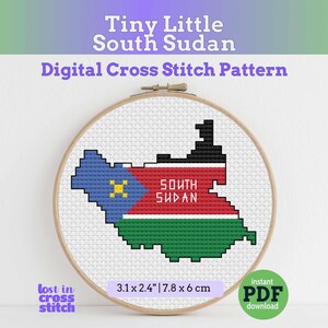 Könnte beinhalten: Ein Kreuzstichmuster der Karte von Südsudan, mit den Farben der Landesflagge: Blau, Gelb, Rot, Grün und Schwarz. Das Design wird in einem hölzernen Stickrahmen präsentiert. Der Text "Tiny Little South Sudan" und "Digital Cross Stitch Pattern" sind sichtbar. Misst 7.8 x 6 cm.