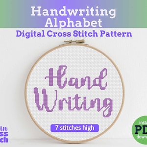 Puede incluir: Un patrón de punto de cruz en un aro de madera muestra las palabras "Hand Writing" en morado. El texto "Handwriting Alphabet Digital Cross Stitch Pattern" está en la parte superior. Un círculo verde dice "instant PDF download".