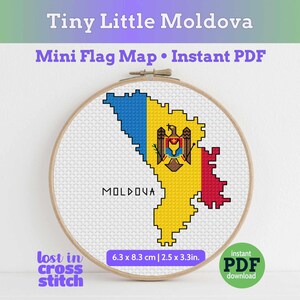 Könnte beinhalten: Ein Kreuzstich-Stickrahmen mit einer Karte Moldawiens in den Farben der Nationalflagge: Blau, Gelb und Rot. Der Text "Tiny Little Moldova" und "Mini Flag Map" stehen oben. Die Maße betragen 6,3 x 8,3 cm.