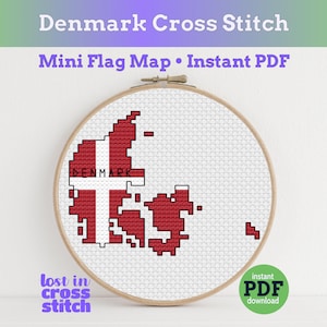 Könnte beinhalten: Ein Kreuzstich-Stickrahmen mit einer rot-weißen Karte von Dänemark, die der dänischen Flagge ähnelt. Das Wort "DENMARK" ist auf die Karte gestickt. Die Worte "Denmark Cross Stitch" und "Mini Flag Map • Instant PDF" stehen oben. Die Worte "lost in cross stitch" stehen unten.