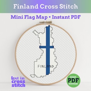 Könnte beinhalten: Ein Kreuzstich-Stickrahmen mit einer Karte von Finnland in Weiß und Blau. Der Text "Finland Cross Stitch" und "Mini Flag Map" stehen oben. Das Wort "FINLAND" ist unten gestickt. Die Worte "lost in cross stitch" stehen unten links.