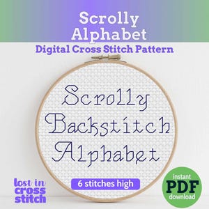 Könnte beinhalten: Ein Stickrahmen mit den Worten "Scrolly Alphabet" und "Backstitch Alphabet" in dunkelblauer Stickerei. Der Text "Digital Cross Stitch Pattern" befindet sich über dem Rahmen. Die Wörter "lost in cross stitch" und "6 stitches high" sind ebenfalls sichtbar.