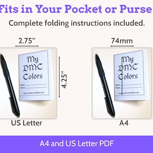 Op de afbeelding: Een wit boekje met de tekst "My DMC Colors" met afmetingen van 74 mm x 105 mm naast een zwarte pen. De tekst "Fits in Your Pocket or Purse!" en "Complete folding instructions included" staan boven het boekje. De tekst "A4" staat eronder.