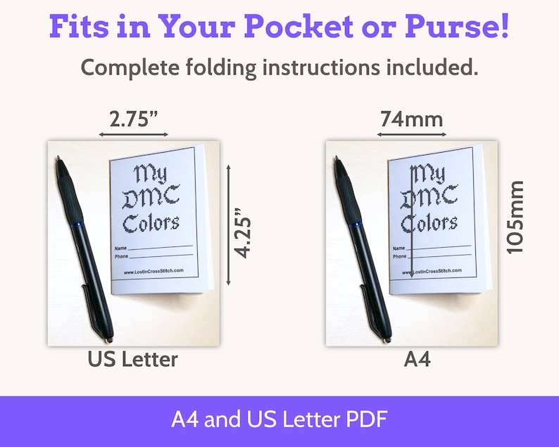 Op de afbeelding: Een wit boekje met de tekst "My DMC Colors" met afmetingen van 74 mm x 105 mm naast een zwarte pen. De tekst "Fits in Your Pocket or Purse!" en "Complete folding instructions included" staan boven het boekje. De tekst "A4" staat eronder.