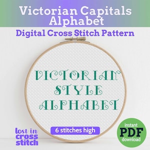 Puede incluir: Un patrón de punto de cruz con un alfabeto de estilo victoriano en color teal, mostrado en un bastidor de bordado de madera. El texto dice "Victorian Capitals Alphabet" y "Digital Cross Stitch Pattern". El patrón tiene 6 puntadas de alto y está disponible como descarga instantánea en PDF.