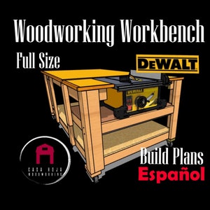 Könnte beinhalten: Eine Werkbank mit einer gelben und schwarzen DeWalt Tischkreissäge darauf. Die Werkbank hat zwei Regale und steht auf Rollen. Der Text "Build Plans Español" befindet sich unten rechts im Bild.
