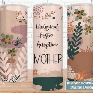 Op de afbeelding: Een digitaal ontwerp voor een tumbler met een bloemenpatroon in de kleuren bruin, roze en groen. De tekst "Biological Foster Adoptive MOTHER" staat op de tumbler.