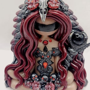 1c. Idea de altar de brujería celta de Morrigan, decoración para el solsticio de invierno, estatua de diosa de cristal, figurita de arcilla, Navidad, cumpleaños, festividades navideñas.
