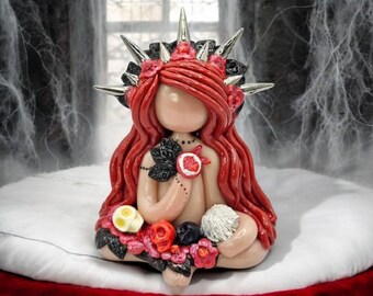 人形と柘榴 ペルセポネ像：ザクロを持つ冥界の女神のクリスタル像 - Etsy 日本