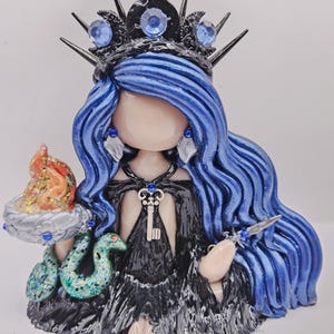 Hécate, diosa de la triple luna, diosa de la brujería.