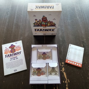 Puede incluir: Un juego de mesa llamado "Faraway" con un libro de reglas, piezas de juego y una hoja de puntuación. La caja del juego es blanca con una ilustración de dibujos animados de una persona que lleva una túnica morada y un sombrero.