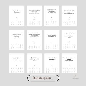 Pu&ograve; includere: Un calendario da parete di dodici pagine con fogli bianchi e citazioni in tedesco in nero per ogni mese, da gennaio a dicembre. Ogni pagina mostra una piccola icona a forma di cuore sopra il mese e una griglia con le date.