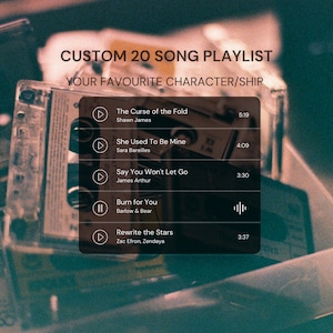 Peut inclure: Une playlist numérique avec une liste personnalisée de 20 chansons. La playlist est intitulée "CUSTOM 20 SONG PLAYLIST YOUR FAVOURITE CHARACTER/SHIP". La playlist comprend des chansons comme "The Curse of the Fold" de Shawn James, "She Used To Be Mine" de Sara Bareilles, "Say You Won't Let Go" de James Arthur, "Burn for You" de Barlow & Bear, et "Rewrite the Stars" de Zac Efron, Zendaya.