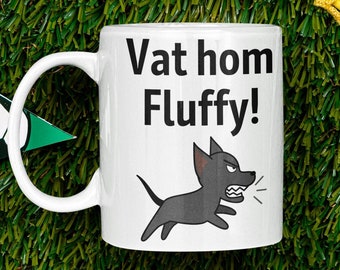 Könnte beinhalten: Eine weiße Keramiktasse mit einem schwarzen Comic-Hund und dem Text "Vat hom Fluffy!" darauf gedruckt.