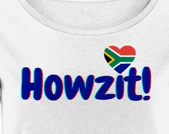 Può includere: Maglietta bianca da donna con una grafica blu e rossa che dice "Howzit!" e un cuore con la bandiera sudafricana.