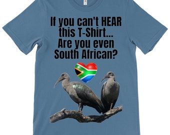 Op de afbeelding: Een blauw t-shirt met de tekst "If you can't HEAR this T-Shirt... Are you even South African?" en een hart met de Zuid-Afrikaanse vlag.