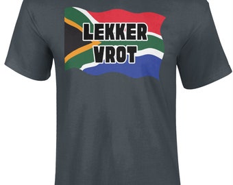 Op de afbeelding: Een donkergrijs T-shirt met een Zuid-Afrikaans vlagontwerp en de tekst "LEKKER VROT" erop gedrukt.
