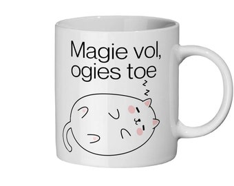 May include: White ceramic mug with a black and white illustration of a cat sleeping. The text "Magie vol, ogies toe" is printed on the mug.