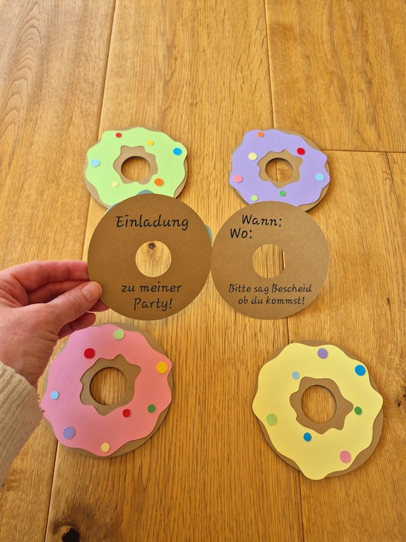 Einladungen zum Kindergeburtstag. Selbst-Bastel-Set (DIY) Donut-Einladungen Kindergeburtstag – DIY Set oder fertig – aus Farbkarton
