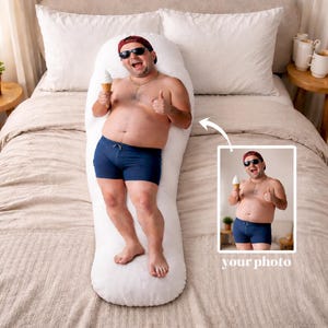 Könnte beinhalten: Ein individuell geformtes Körperkissen mit dem aufgedruckten Bild einer Person, die eine rote Baseballkappe, eine dunkle Sonnenbrille und eine marineblaue Badehose trägt und ein Eis in der Hand hält. Das Kissen zeigt den Text your photo.