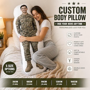 Può includere: Un cuscino per il corpo personalizzato con l'immagine stampata di una persona in uniforme militare mimetica. Il testo recita CUSTOM BODY PILLOW, HUG YOUR HERO ANYTIME, ed elenca cinque opzioni di dimensioni da 30 cm a 160 cm di lunghezza.