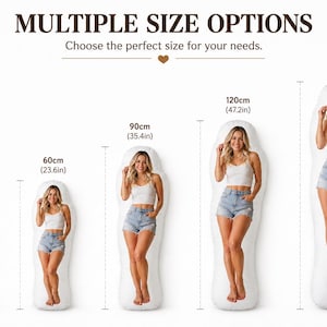K&ouml;nnte beinhalten: Ein wei&szlig;es K&ouml;rperkissen mit einem individuellen Fotodruck einer Person in wei&szlig;em Tanktop und Jeansshorts. Das Bild zeigt f&uuml;nf Gr&ouml;&szlig;enoptionen, die mit 30cm, 60cm, 90cm, 120cm und 160cm sowie entsprechendem Text gekennzeichnet sind.