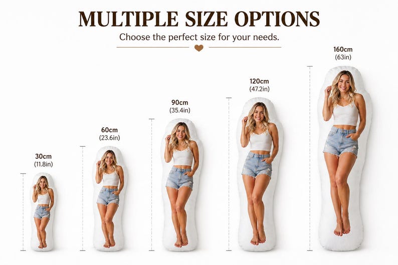K&ouml;nnte beinhalten: Ein wei&szlig;es K&ouml;rperkissen mit einem individuellen Fotodruck einer Person in wei&szlig;em Tanktop und Jeansshorts. Das Bild zeigt f&uuml;nf Gr&ouml;&szlig;enoptionen, die mit 30cm, 60cm, 90cm, 120cm und 160cm sowie entsprechendem Text gekennzeichnet sind.