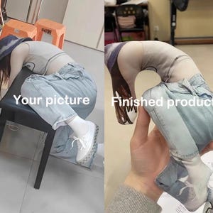 K&ouml;nnte beinhalten: Ein geteiltes Bild zeigt eine Person in Hut, bauchfreiem Top und Jeans, neben einem fertigen Produkt: einer Pl&uuml;schpuppe, die das Outfit widerspiegelt. Die Puppe ist eine kreative, k&uuml;nstlerische Interpretation der Kleidung.