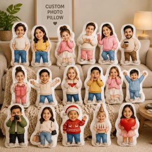 Könnte beinhalten: Eine Sammlung von individuellen Fotokissen in Menschenform, die verschiedene Personen in Freizeitkleidung zeigen, welche Gegenstände wie Geschenke, Kameras, Einkaufstüten, Kuchen und Herzen halten, präsentiert auf einem Sofa mit einem Schild.