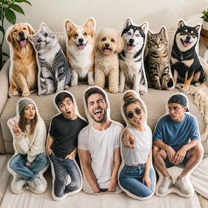 K&ouml;nnte beinhalten: Eine Sammlung von individuell geformten Kissen mit hochaufl&ouml;senden Fotodrucken von verschiedenen Hunden, Katzen und Menschen. Die Kissen sind passgenau zu den Umrissen der Motive zugeschnitten und zeigen realistische Farben und Texturen der abgebildeten Lebewesen.