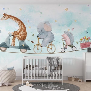 Carta da parati per la camera dei bambini con giraffa riccio che va in bicicletta su una corda tesa, stelle colorate nuvole carta da parati per la camera dei bambini