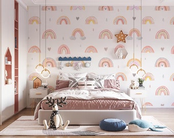 Könnte beinhalten: Ein weißes Bett mit einem rosa Bettbezug und einer Tapete mit Regenbogenmuster. Die Tapete zeigt Regenbögen, Herzen und Regentropfen. An beiden Seiten des Bettes stehen zwei Nachttische mit Lampen.