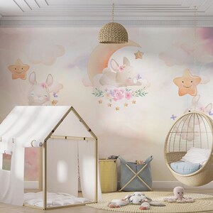 Schlafende Kaninchen auf lila rosa Wolken Kinderzimmer-Tapete, wiegendes und spielendes Kaninchen im Mond und in den Sternen Tapete Babyzimmer