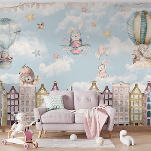 Schattige dieren in ballon vliegen over gebouwen kinderkamer behang, konijn met vliegtuigen in de lucht en sterren behang zelfklevend verwijderbaar