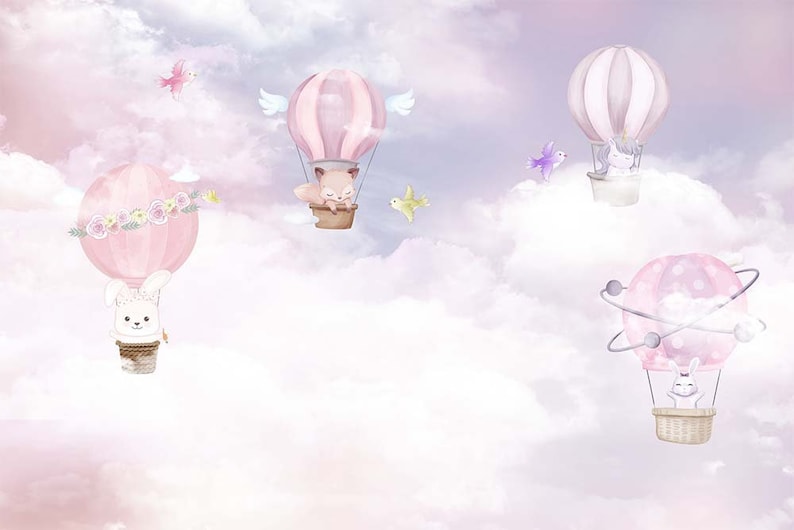 K&ouml;nnte beinhalten: Aquarellillustration von rosa Hei&szlig;luftballons mit niedlichen Tierfiguren, darunter ein Hase, ein Fuchs und ein Einhorn, die in einem vertr&auml;umten, wolkenverhangenen Himmel schweben. Die Ballons haben Blumen- und Fl&uuml;gelakzente.