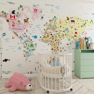 Könnte beinhalten: Ein weißes Babybett mit einer weißen Matratze und einem rosa-weiß gestreiften Stofftier auf dem Boden. Die Wand hinter dem Babybett hat eine bunte Weltkarte mit Flaggen und Tieren.