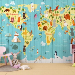 Papel pintado del mapa mundial de los niños con figuras de animales de colores sobre madera verde agua, papel pintado de la habitación de los niños, animales simbólicos en los continentes