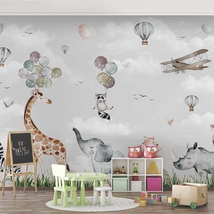 Kinderzimmer Tapete Mit Luftballons Fliegen Auf Grauen Wolken Und Niedlichen Tieren, Zebra Giraffe Elefant Fuchs Nashorn Und Fliegende Vögel Tapete